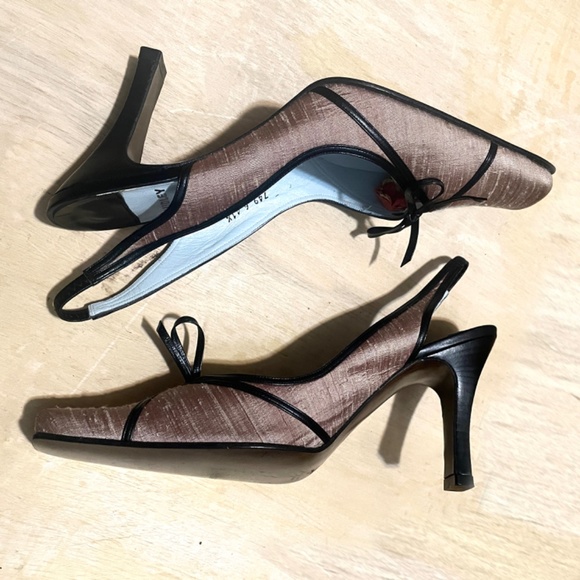 New ANTHROPOLOGIE AUDLEY Heels Tan Raw Sateen &Patent Accents SZ 10.5 - Picture 2 of 7